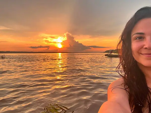 Mujer disfrutando el atardecer amazónico durante un tour con Aventourexpeditions