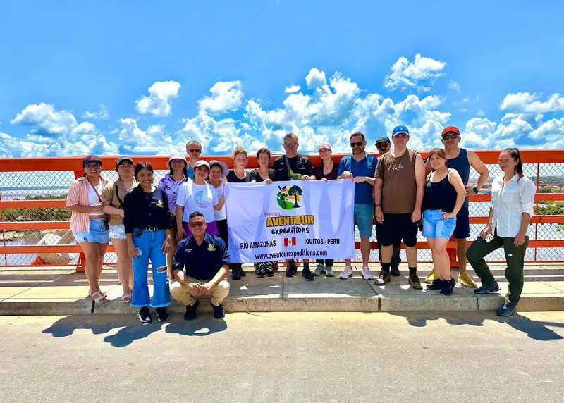 Foto grupal de viajeros en selva amazónica - tours en iquitos